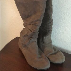 Gray pull on boots